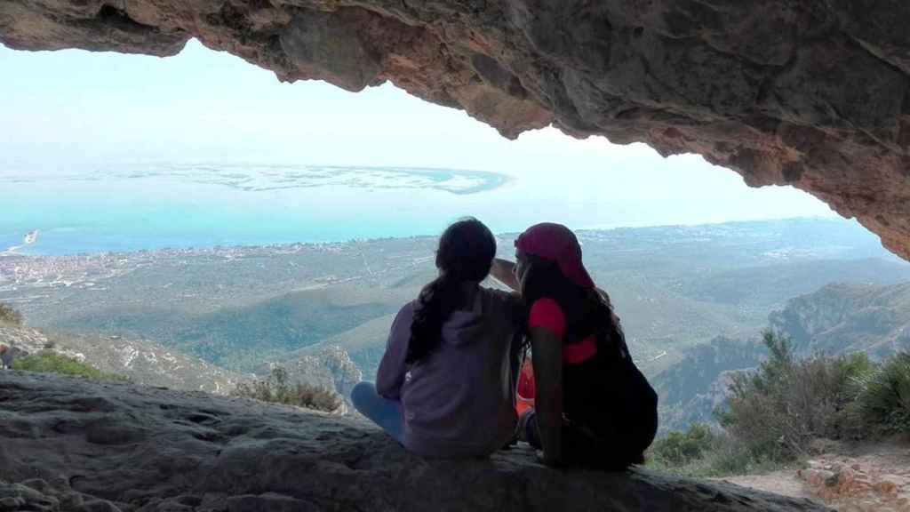 Mar, con altas capacidades, y una compañera, disfrutando de unas vistas en la montaña / CEDIDA