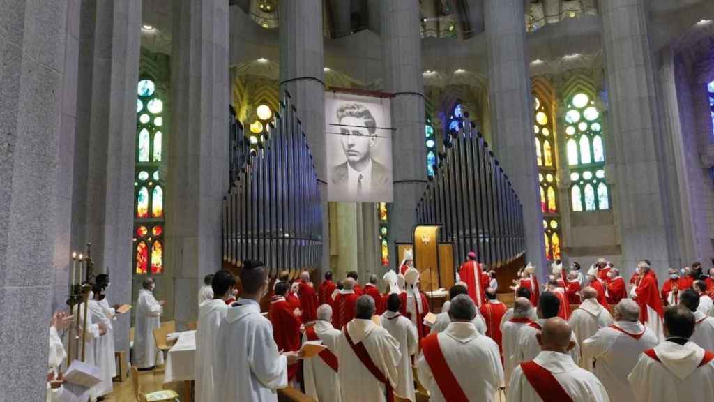 Acto en la Sagrada Familia, donde 600 personas se reunieron respetando teóricamente el aforo de Salud / EP