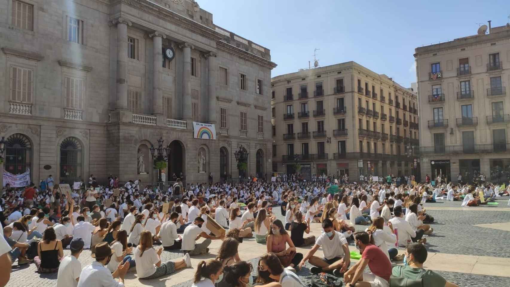 Concentración de médicos internos residentes (MIR) en la plaza Sant Jaume de Barcelona / EUROPA PRESS