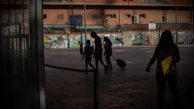 Padres y alumnos en el patio de un colegio durante el primer día del curso escolar 2020-21 en Barcelona / EUROPA PRESS