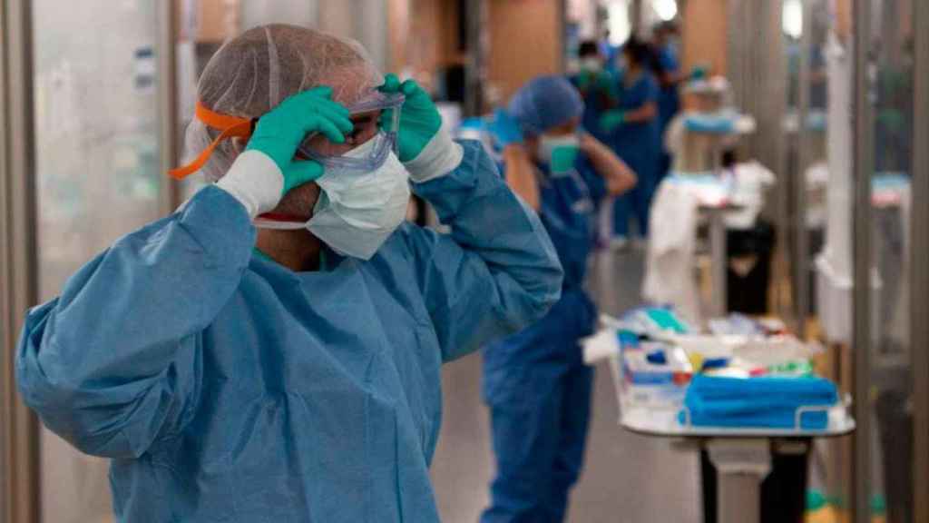 Sanitario del Hospital Clínic Barcelona, en Cataluña, equipado para luchar contra el coronavirus / CG