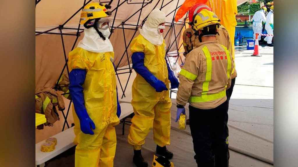 Imagen de los Bomberos de la Generalitat de Cataluña durante la desinfección de Premià Ca n'Amell DomusVi / Bombers