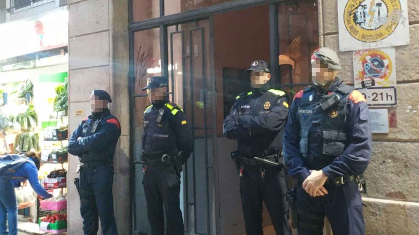 Dos detenidos en un piso de venta de droga del Raval