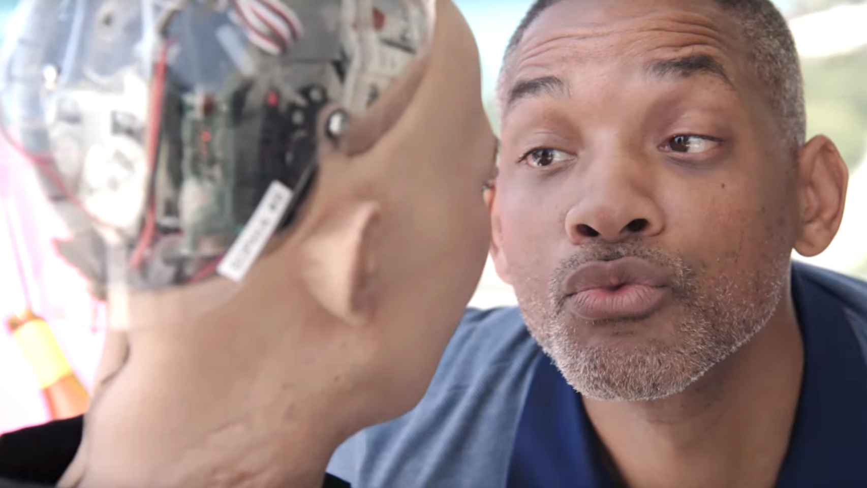 Un fotograma del vídeo sobre la extraña cita entre Will Smith y el robot Sofia / YOUTUBE