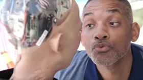 Un fotograma del vídeo sobre la extraña cita entre Will Smith y el robot Sofia / YOUTUBE