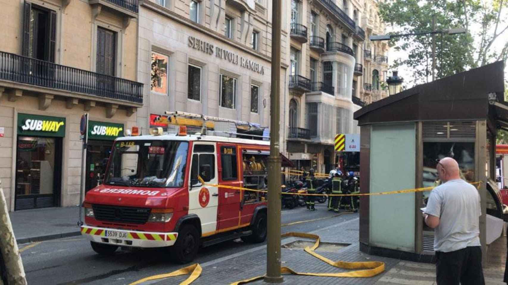 Un camión de bomberos este jueves corta el tráfico en Las Ramblas / CG