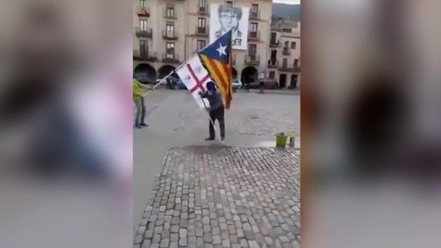 El ciudadano de Amer (Girona) limpia la plaza donde se ha concentrado Ciudadanos / TWITTER