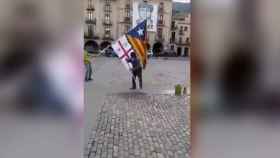 El ciudadano de Amer (Girona) limpia la plaza donde se ha concentrado Ciudadanos / TWITTER