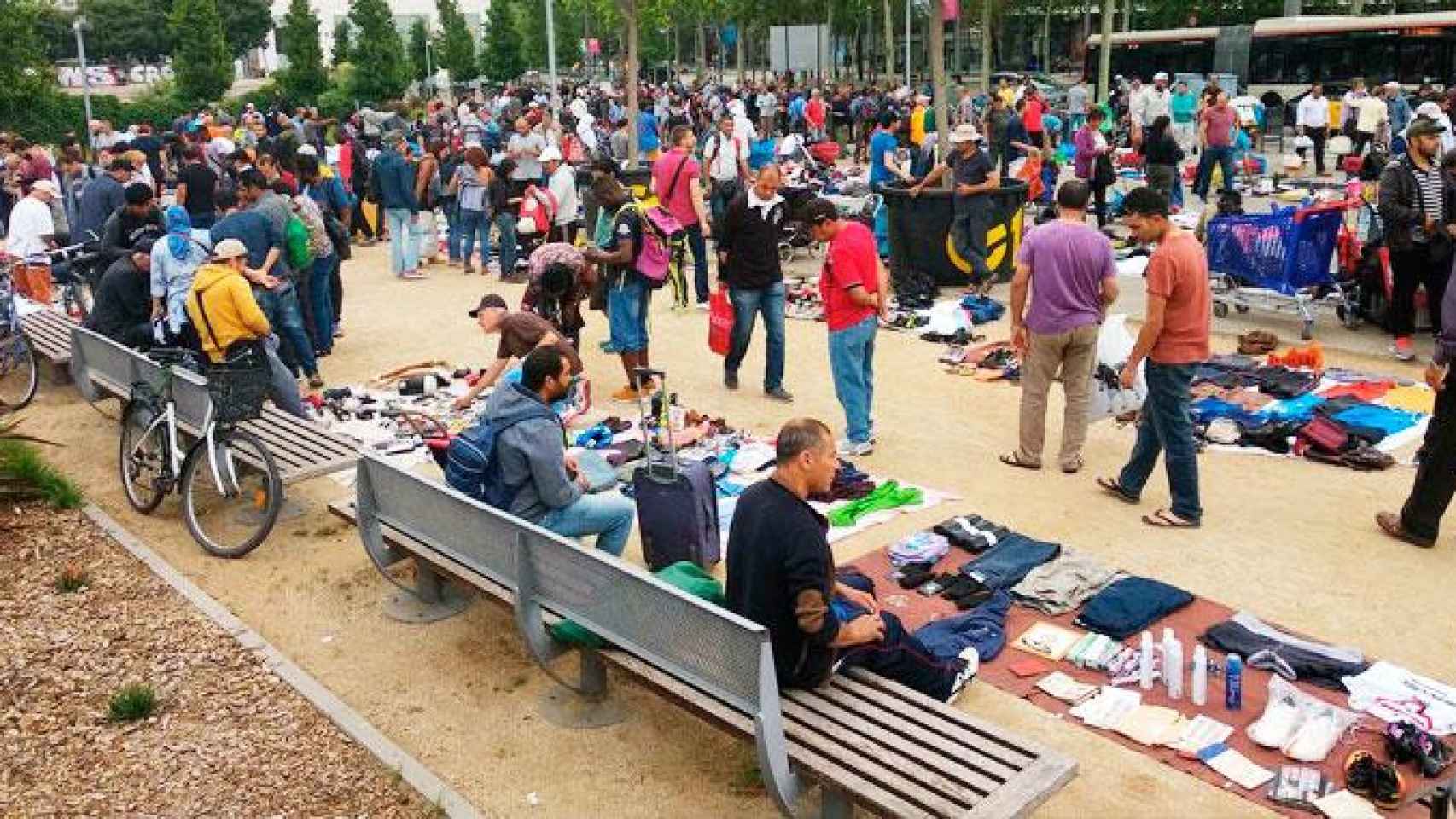 Imagen del 'mercado de la miseria' en la plaza de les Glòries de Barcelona y al lado dels Encants / CG