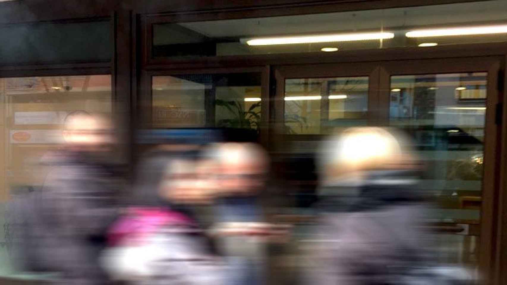 Periodistas frente la puerta del Tribunal de Corts andorrano esperando a Jordi Cinca / CG