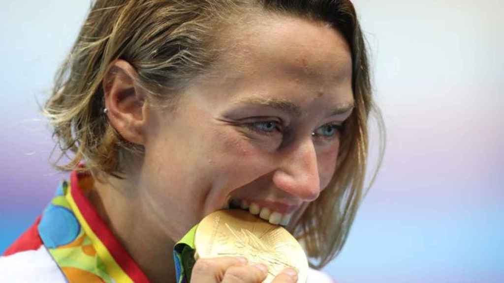 La nadadora Mireia Belmonte, con su medalla de oro en los Juegos de Río 2016. / EFE