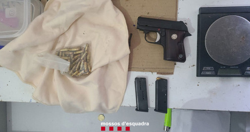 La pistola intervenida estaba al alcance de los menores que vivían en la vivienda de los detenidos / MOSSOS D'ESQUADRA