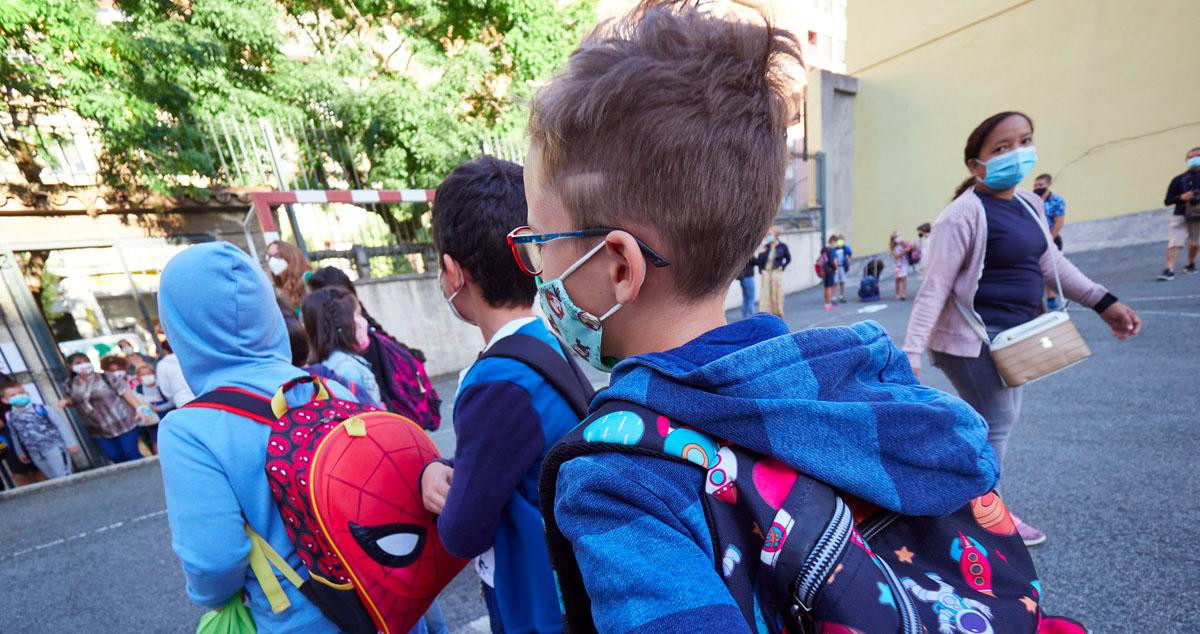 Pequeños con mascarilla esperan para entrar en clase / EP