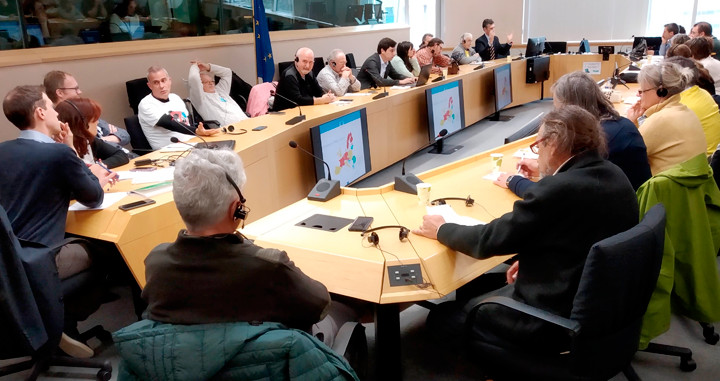 Miembros de la plataforma anti incineración en el Parlamento Europeo