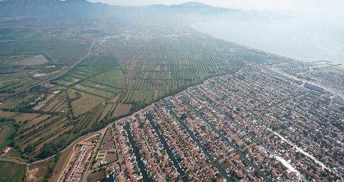 Empuriabrava desde el aire / JAPLEENPASRICHA - WIKIMEDIA COMMONS