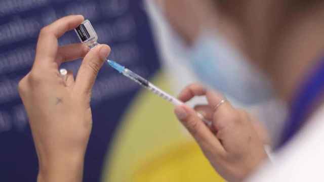 Una sanitaria recarga una dosis de la vacuna contra el Covid / Eduardo Parra (EP)