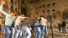 Imagen de un grupo de jóvenes en un botellón en Barcelona / EP