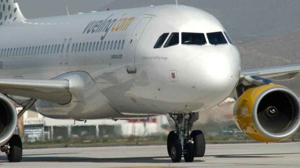 Un avión de la aerolínea Vueling en la pista / EP