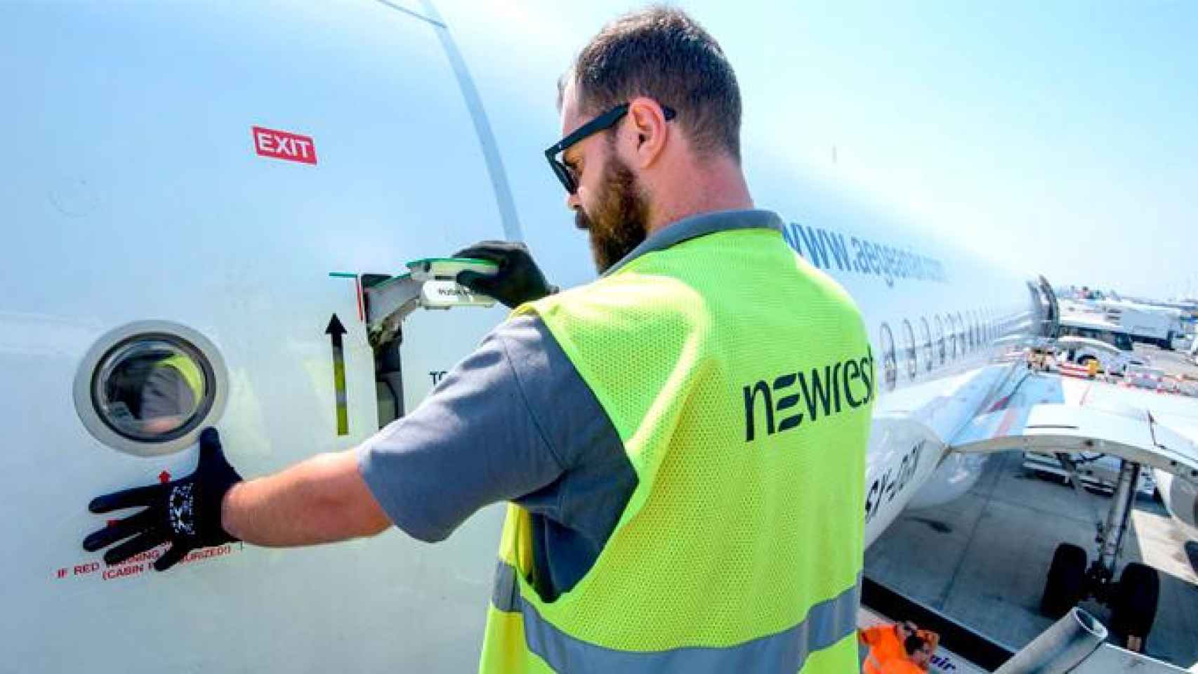 Un operario de la empresa de catering para aviones Newrest / NEWREST