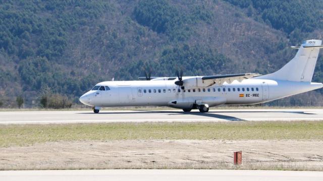 Imagen de un avión en la pista del Aeropuerto de Andorra-La Seu, donde quería operar Air Andorra / CG