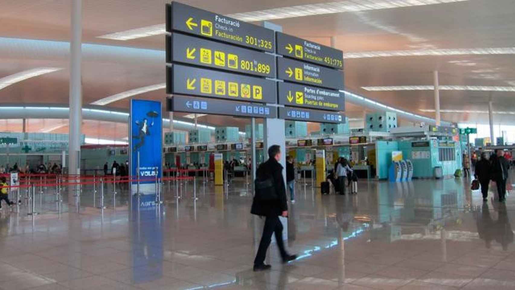 Un pasajero en la Terminal 1 del aeropuerto de El Prat / EP