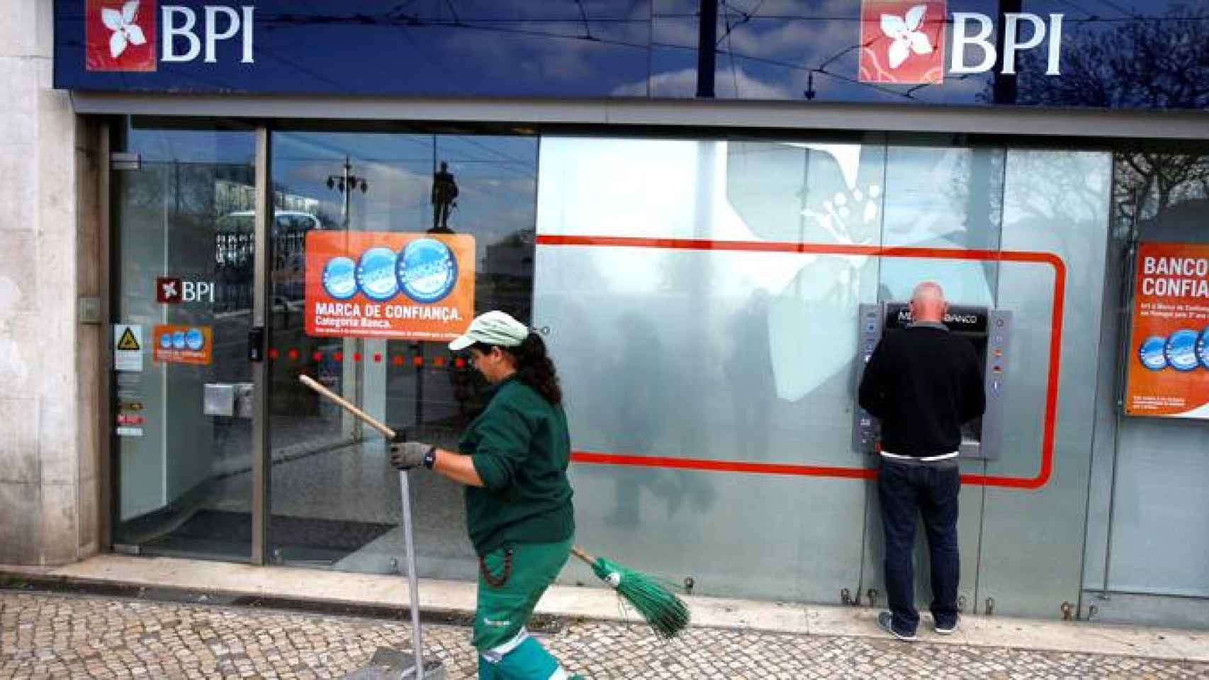 Imagen de una oficina de la entidad lusa BPI, cuya compra por parte de Caixabank está bajo la lupa de la Audiencia Nacional / EFE