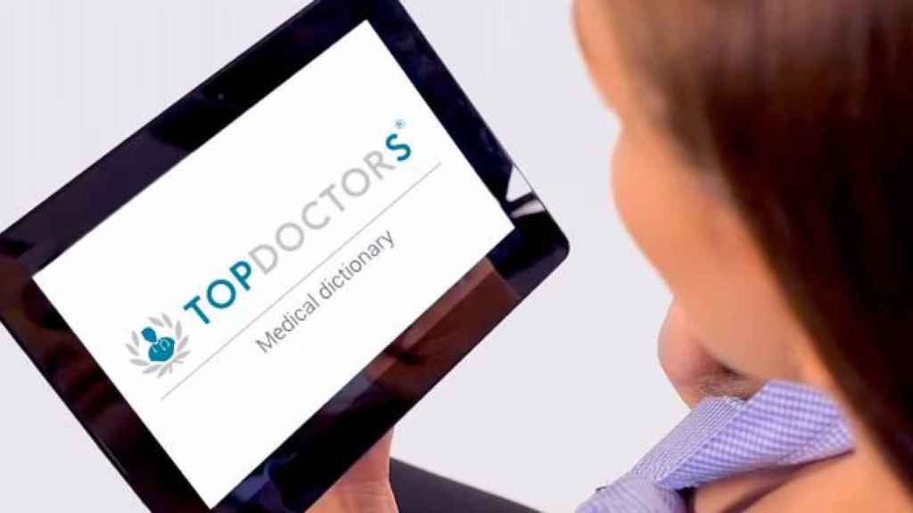 Una usuaria navegando por la 'app' de Top Doctors / TOP DOCTORS