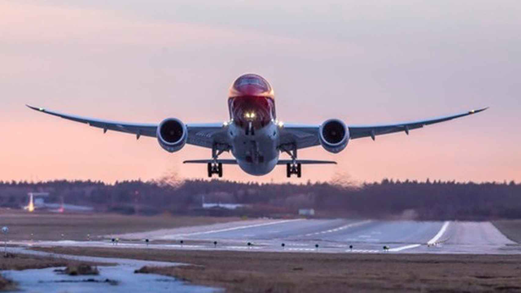 Una aeronave de Norwegian en plena maniobra de despegue / EP