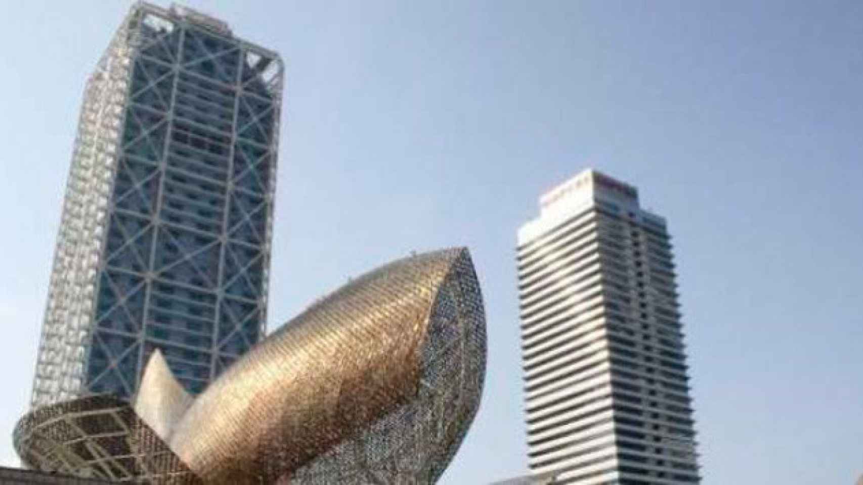 La torre de la entidad de seguros catalana, Mapfre, junto al Hotel Arts en Barcelona / CG