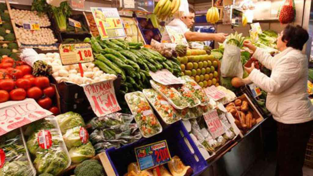 Imagen de una frutería en un mercado madrileño / EFE.