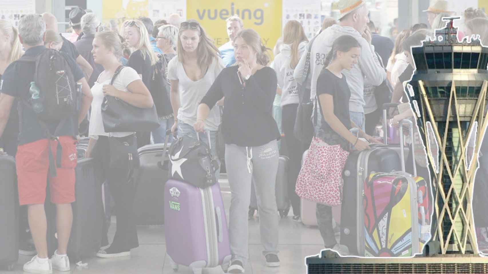 Una torre de control de Barcelona sobre un grupo de viajeros esperando vuelo.