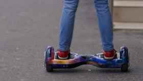 Joven montado en un hoverboard / OctavY en PIXABAY