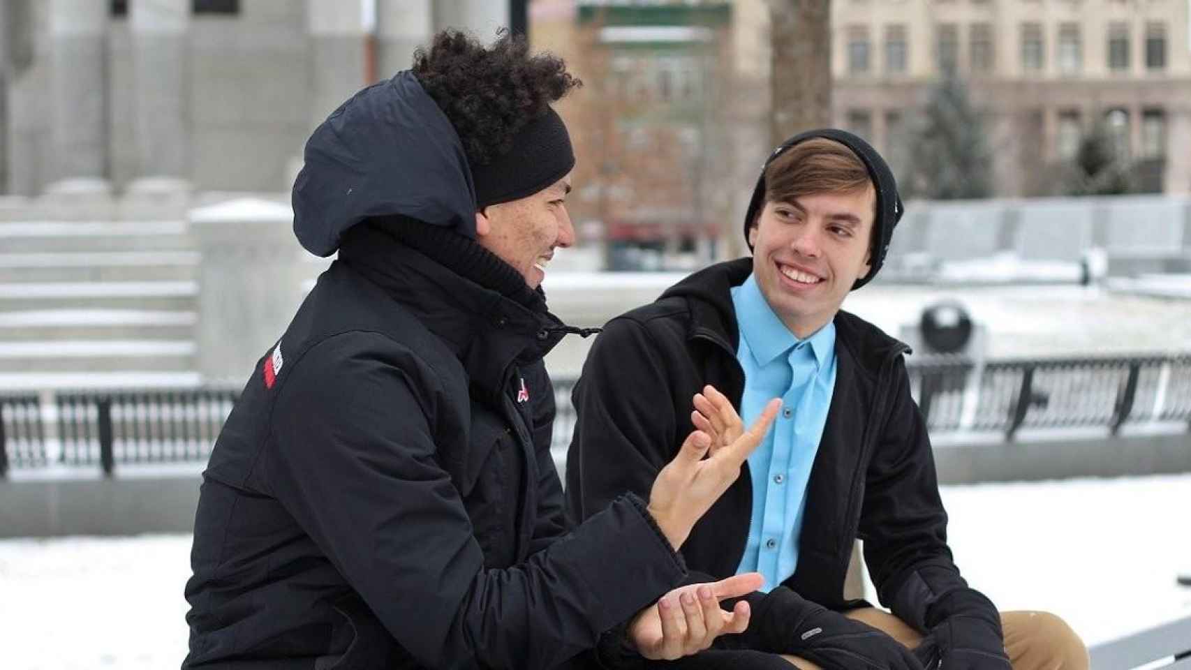 Dos hombres hablando en uno de los idiomas analizados / Free-Photos EN PIXABAY