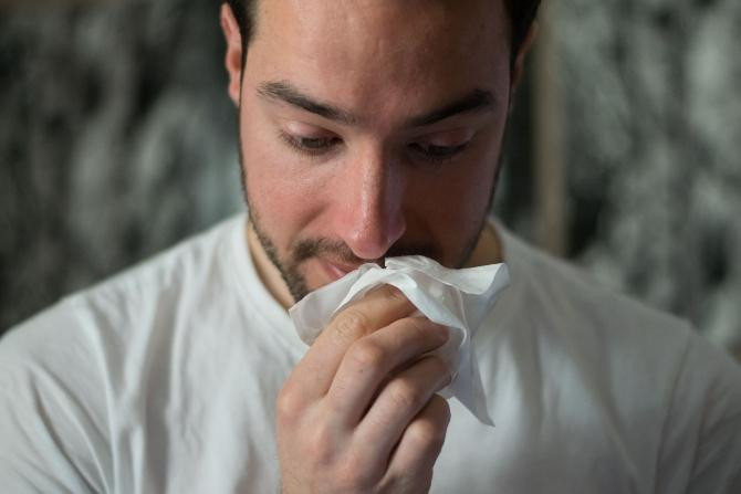 Joven con catarro, al que le vendría muy bien el cilantro / Brittany Colette en UNSPLASH