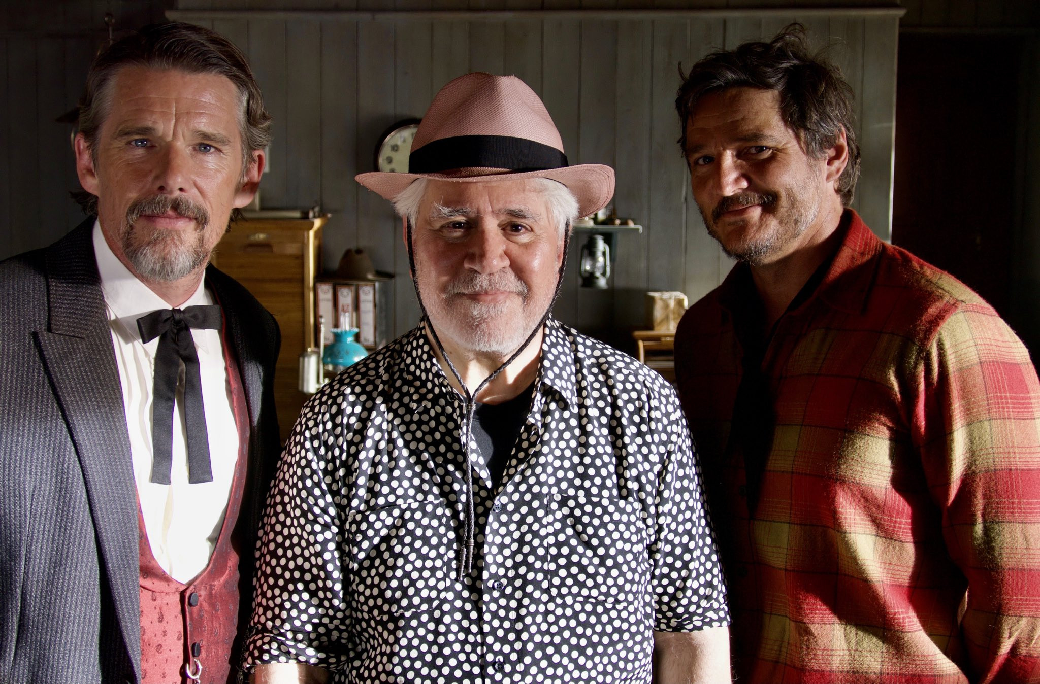 Ethan Hawke, Pedro Almodóvar y Pedro Pascal / IGLESIAS MÁS