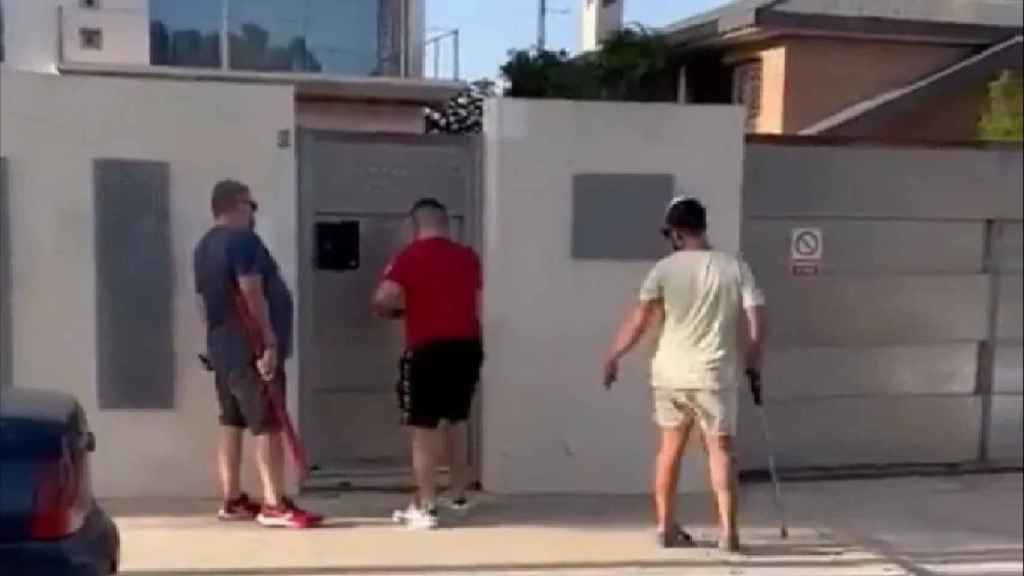 Tres hombres con palos en la puerta de una casa / REDES