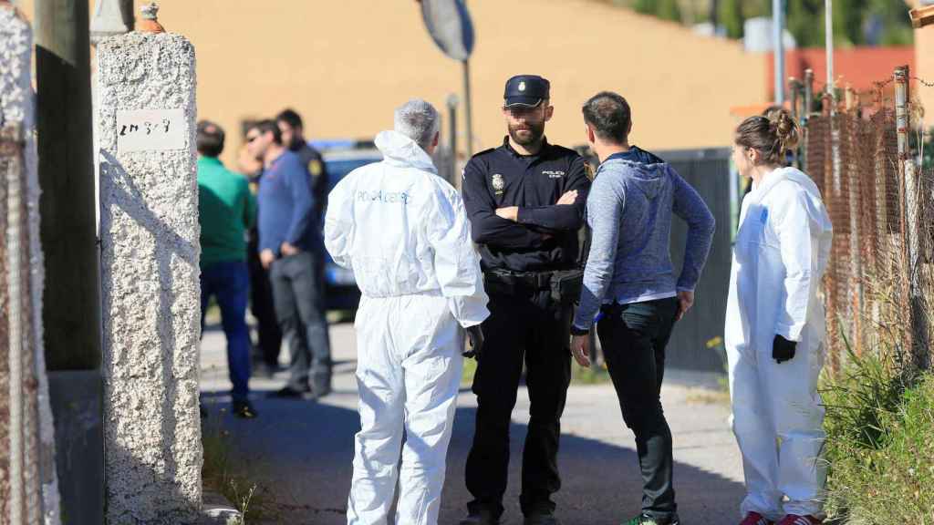 Una foto de archivo de la unidad de policías desplazada al domicilio del asesinado / EFE