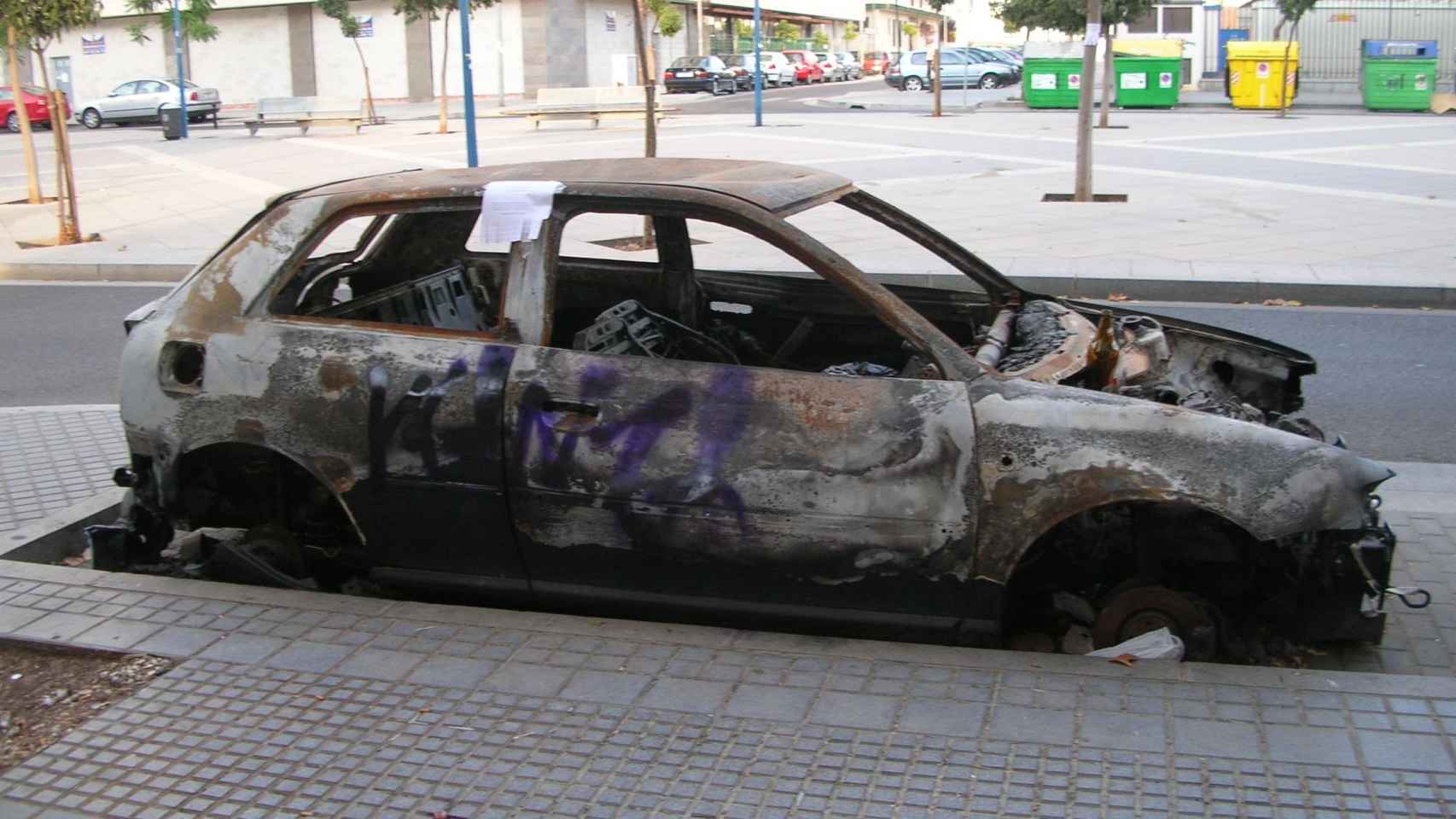 Una foto de archivo de un coche totalmente calcinado detenido