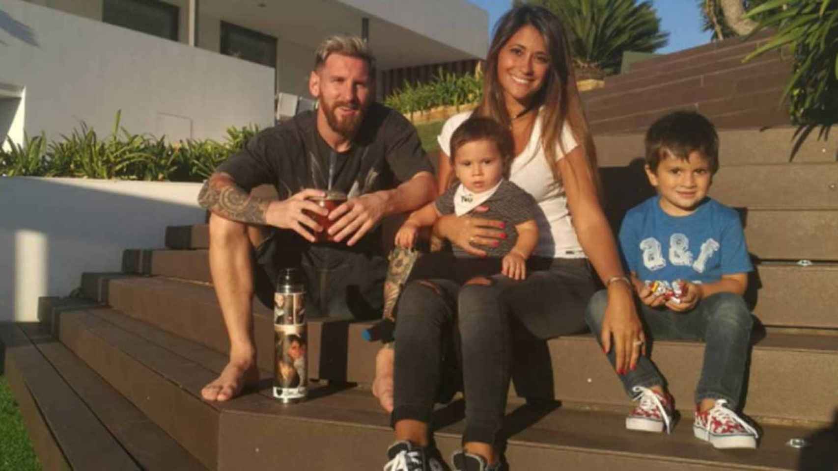 Antonella Roccuzzo con su familia en Barcelona