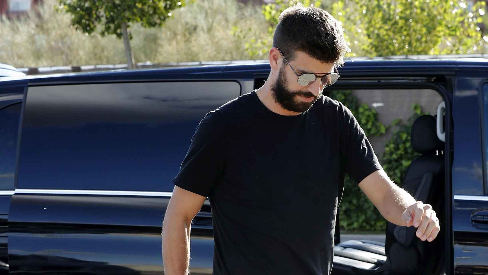 Gerard Piqué llega a los entrenamientos