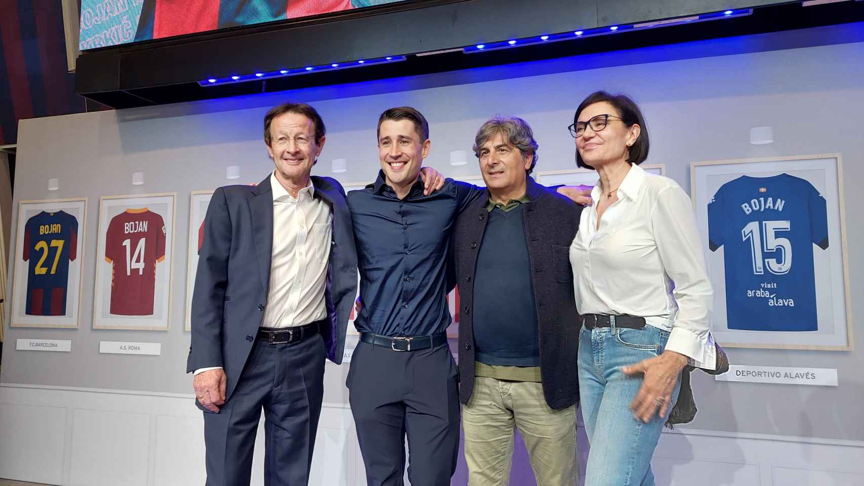 Bojan Krkic, acompañado de sus padres, en el acto de su retirada como jugador profesional / ÁNGEL ÁLVAREZ