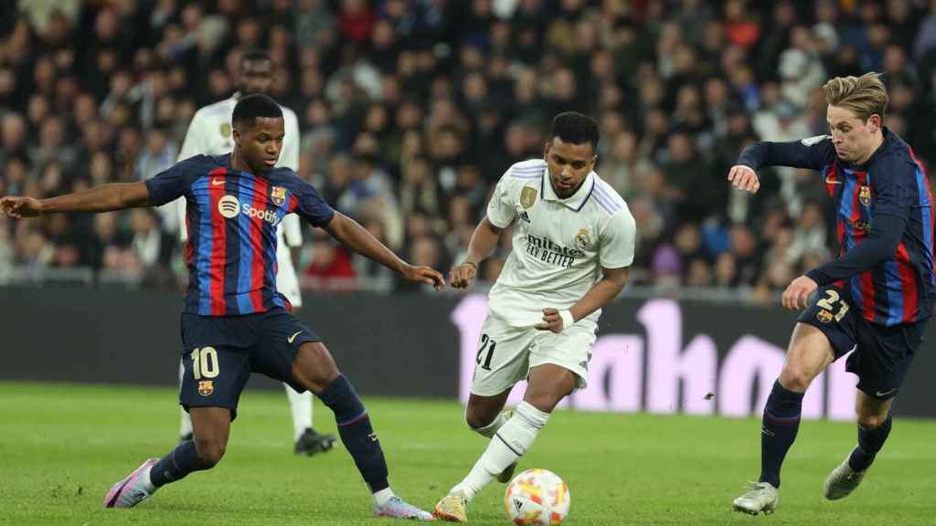 Ansu Fati persigue a Rodrygo en el Bernabéu / EFE