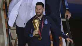 Lionel Messi, con la Copa del Mundo en sus manos, llegando a Argentina / EFE