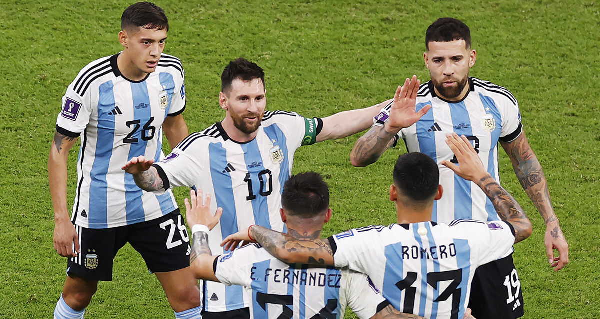 Los jugadores de Argentina celebran la sufrida victoria contra México / EFE