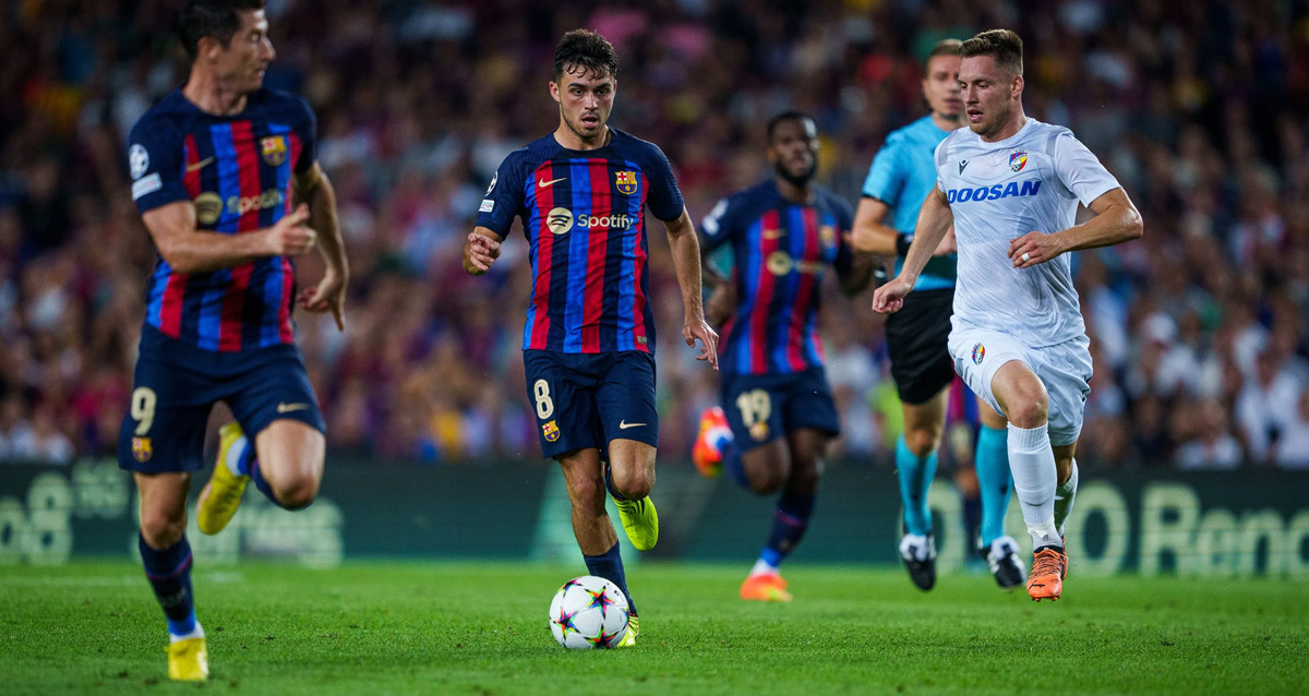 Pedri conduce el esférico, durante la victoria del Barça contra el Viktoria Plzen / FCB