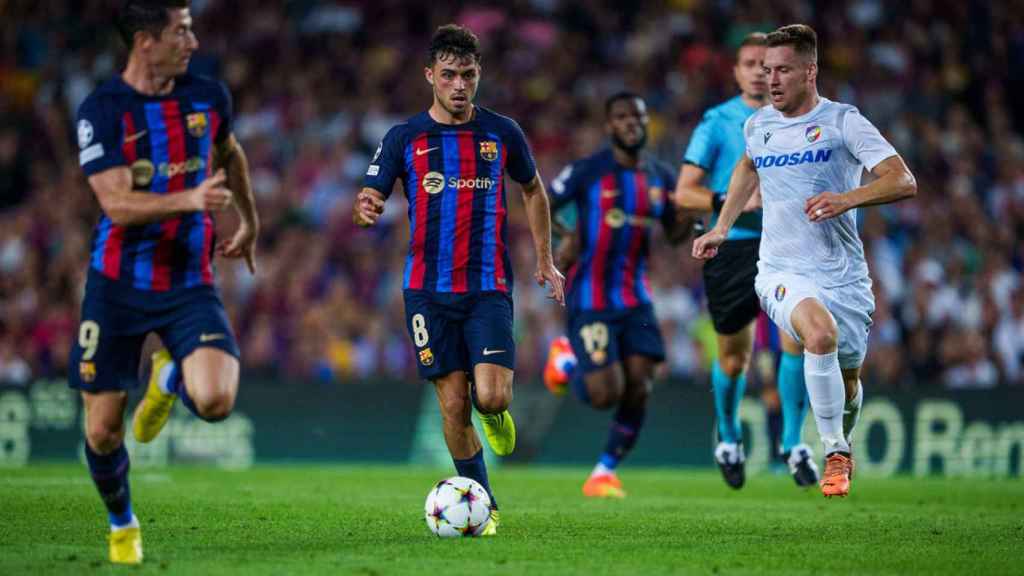 Pedri conduce el esférico, durante la victoria del Barça contra el Viktoria Plzen / FCB