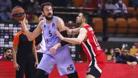 Sertac Sanli, protegiendo el balón, durante el Olympiacos-Barça / EFE