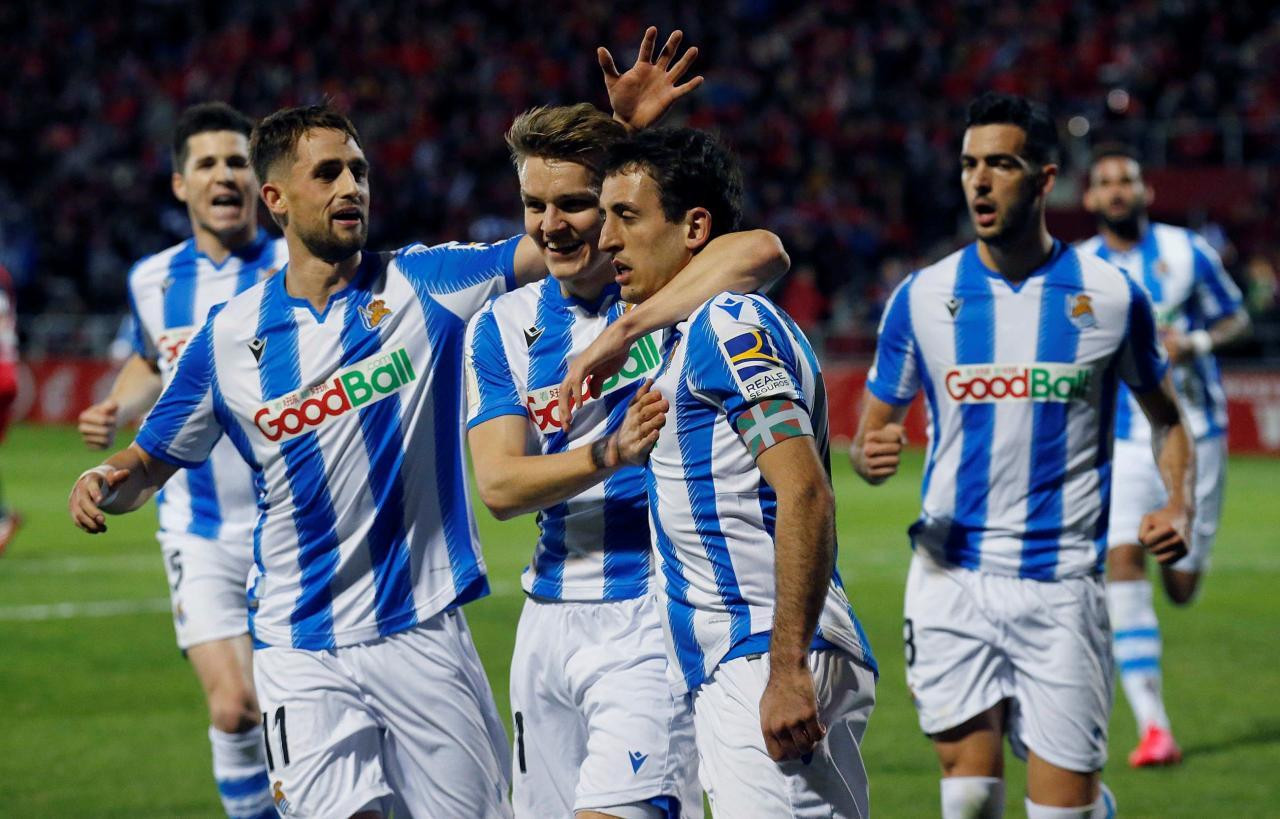 Odegaard y Oyarzabal celebrando un gol de la Real Sociedad / EFE