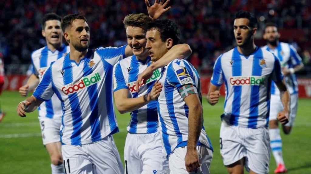 Odegaard y Oyarzabal celebrando un gol de la Real Sociedad / EFE