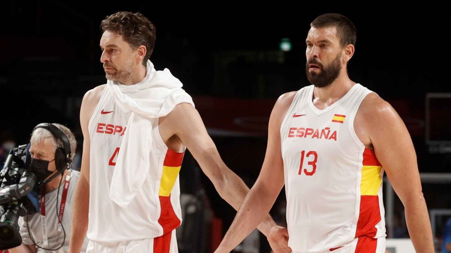 Pau Gasol y Marc Gasol, en un partido con España / EFE